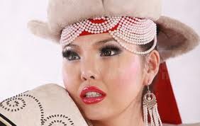 Нарагийн фэнүүд линзийг нь шүүмжилжээ